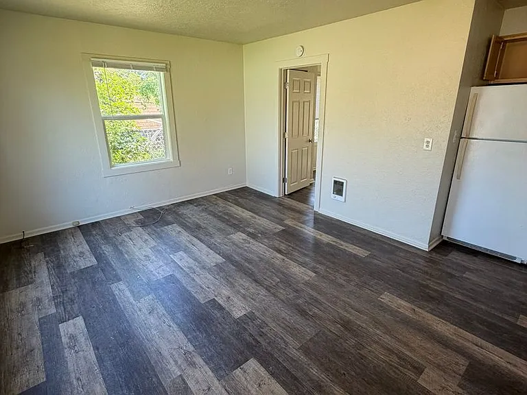 560 1/2 W Ash St — Photo 4