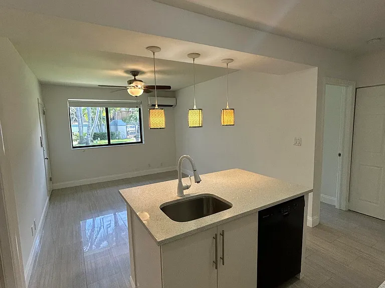 914 NE 15th Ave #2 — Photo 5