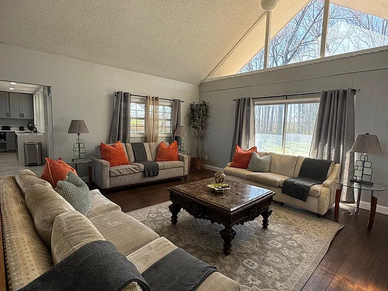 1801 Robin Hood Ln — Photo 18