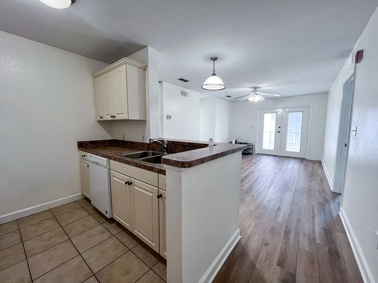 Oxford Terrace Phase I: 4/4 Luxury Apartment Just 3 Blocks From Uf & 1 Block From Sorority Row. L... — Photo 2