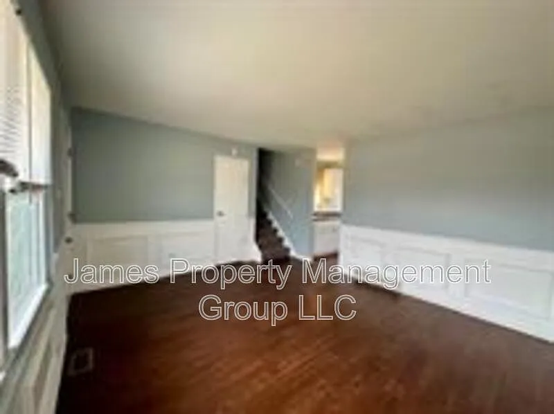 4 bed, 1.5 bath, 1100 sqft, $2,300 — Photo 2