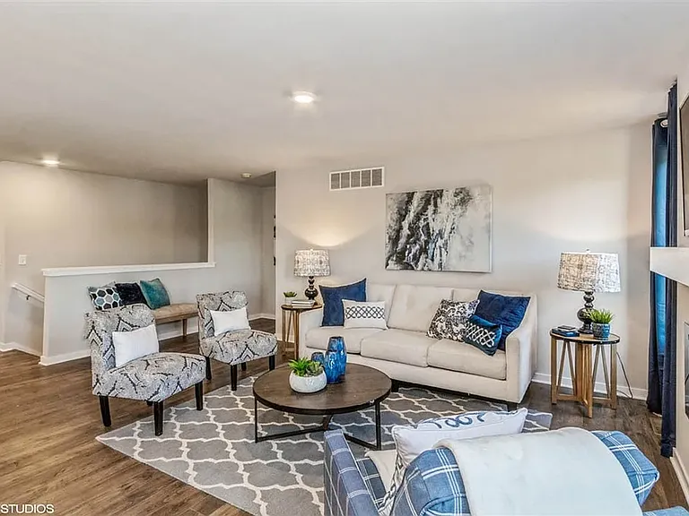 1407 NE Crossing Oaks Dr — Photo 5