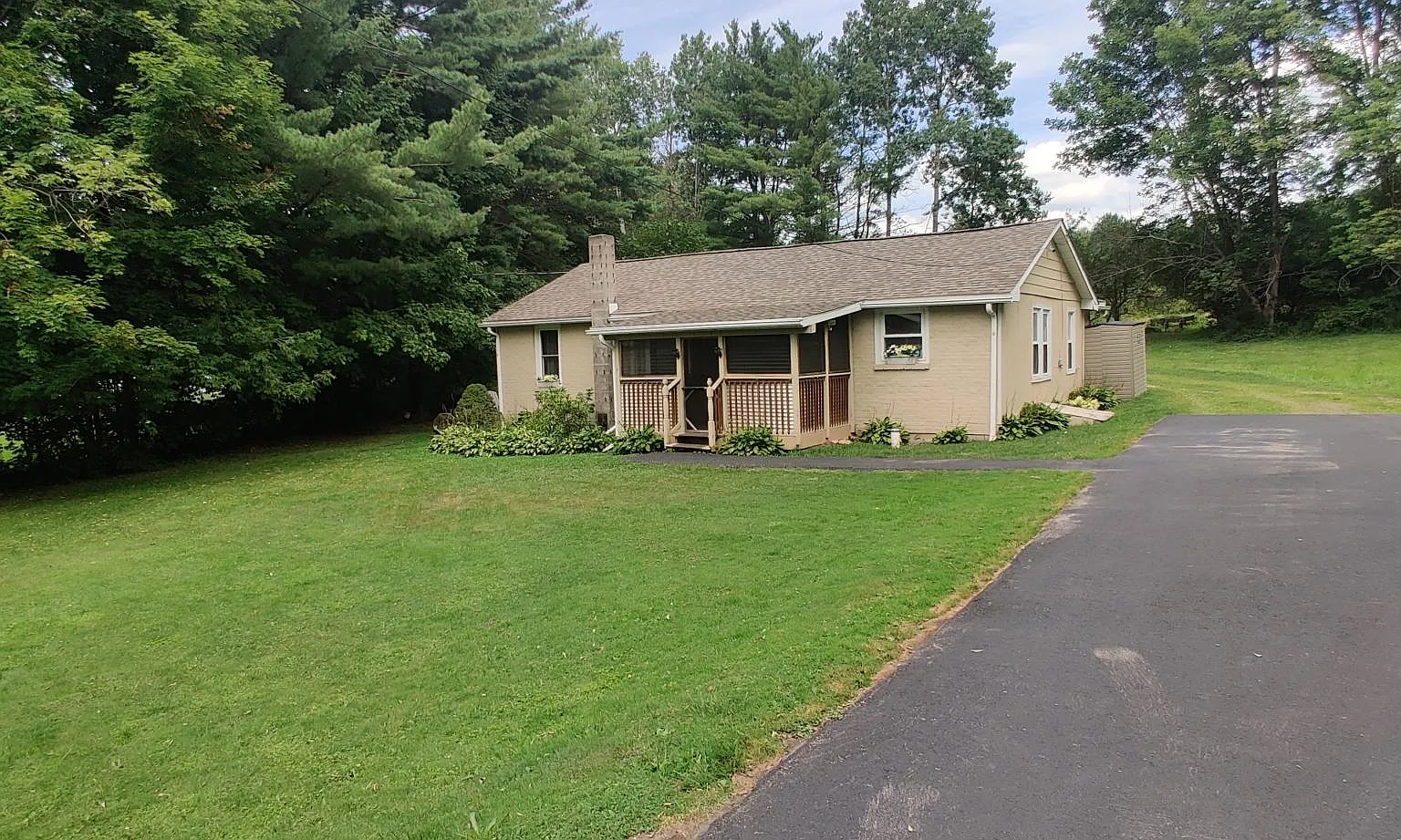 3 bed, 1300 sqft, $1,250 — Photo 1