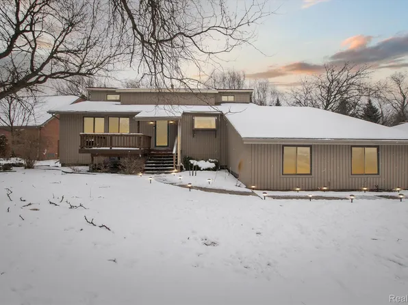 36056 Farmbrook Dr, Clinton Township, MI 48035