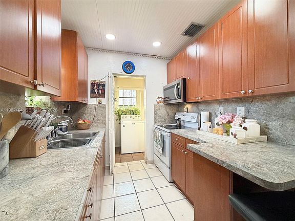 4th image of 8891 SW 28th St