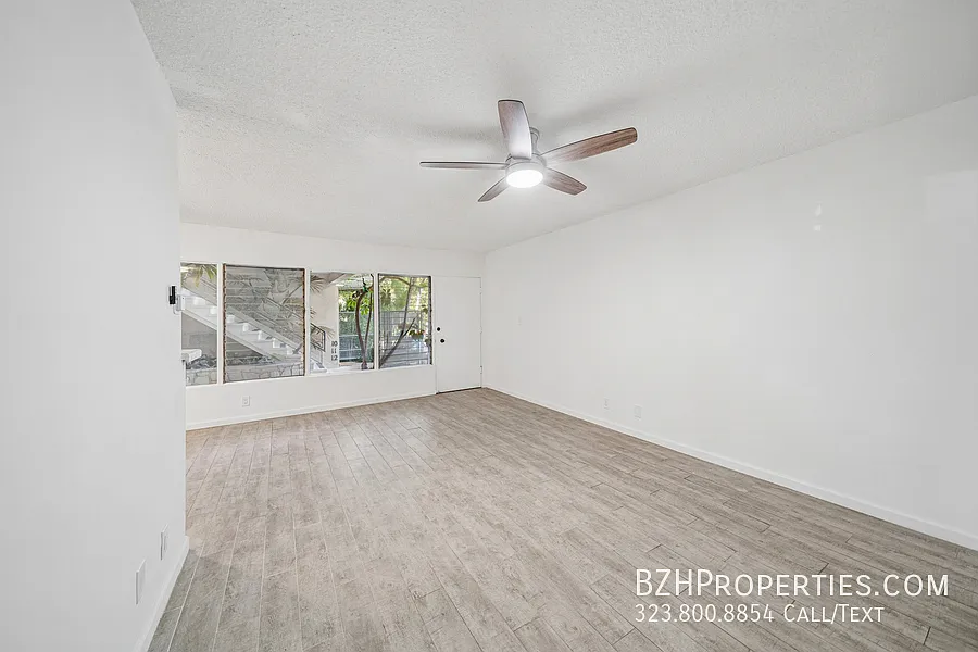 Spacious 1 Bedroom with Pool and Parking — Photo 2