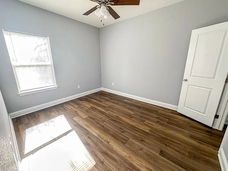 100-102 Vitava Dr W — Photo 11