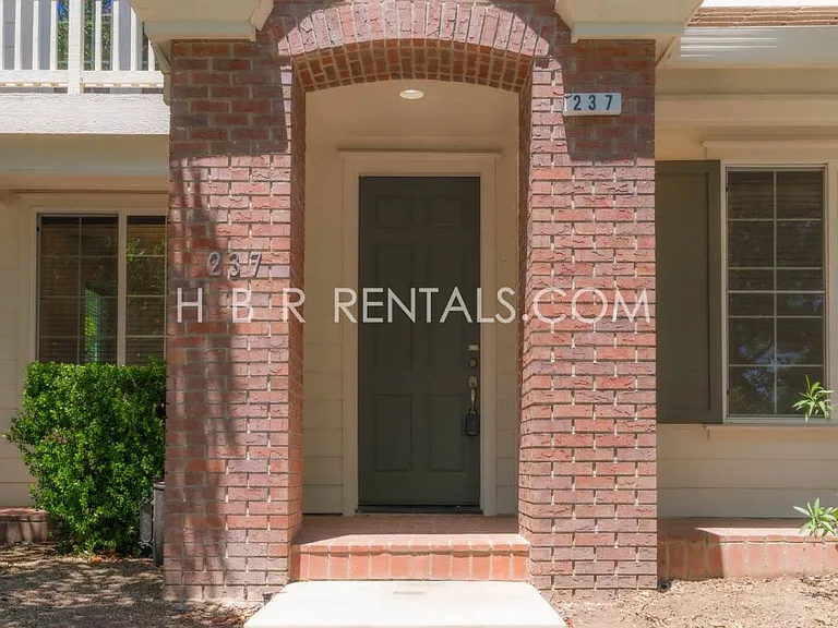 237 E Legacy Dr — Photo 4