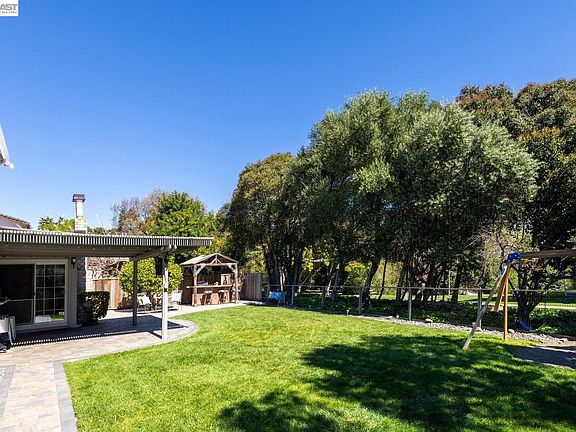 4th image of 8107 Peppertree Rd