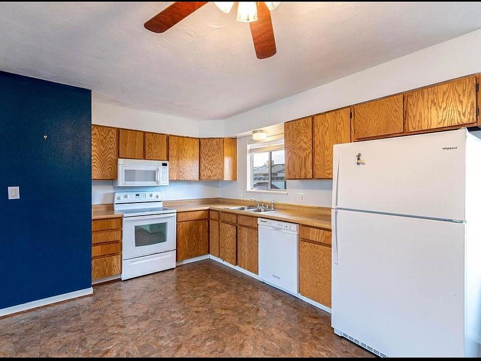 Kitchen - All necessary appliances - dishwasher, microwave, oven/range, refrigerator