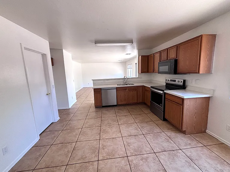 3134 W Huntington Dr — Photo 2