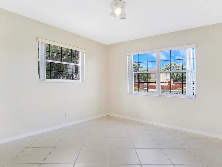 527 W Jasmine Dr — Photo 11