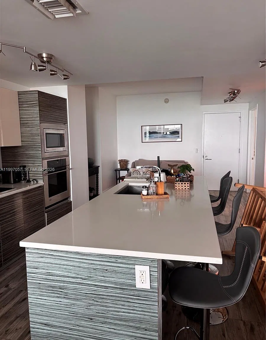 Icon Bay Condo — Photo 4