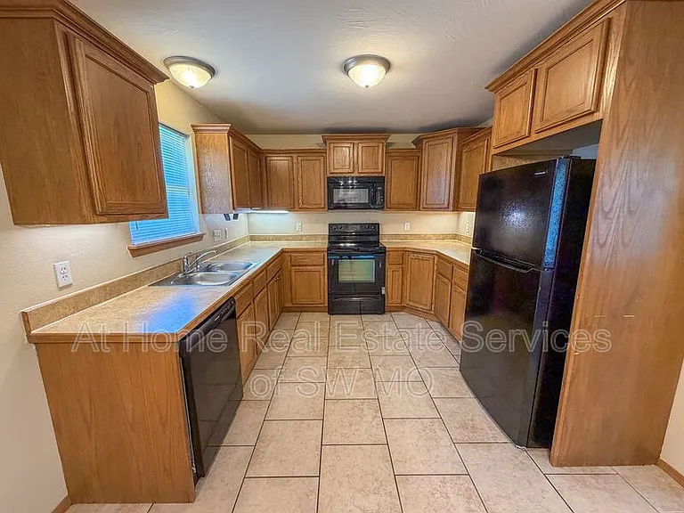 3314 N Marion Ave — Photo 4