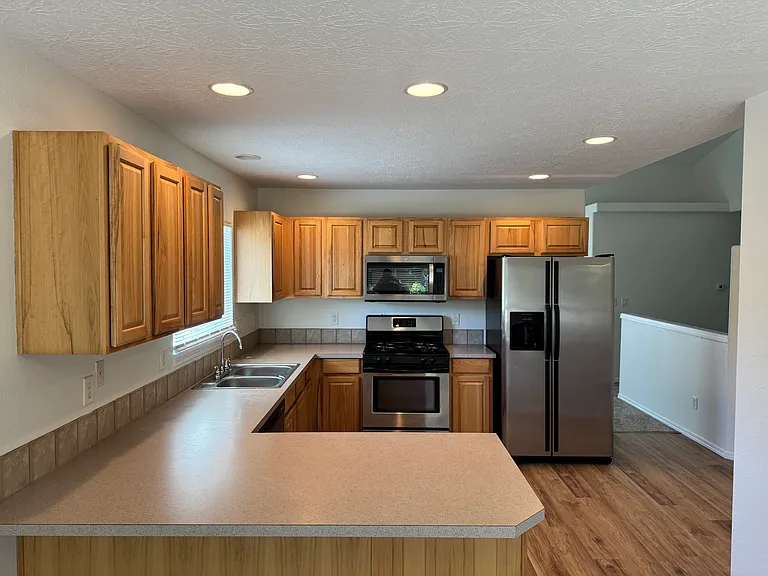 933 Pioneer Dr — Photo 6