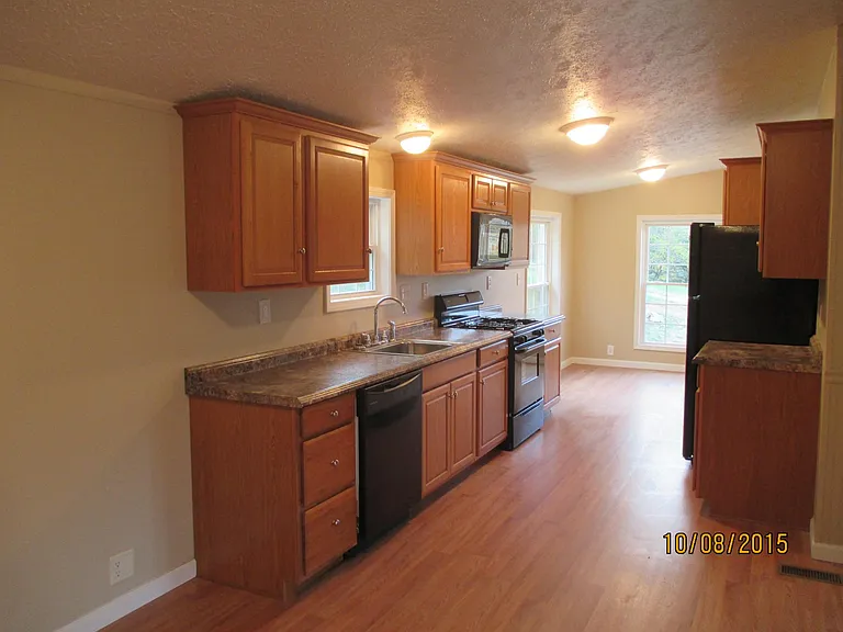 352 Poplar Dr — Photo 1