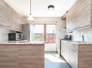 20-33 31st St #3F, Astoria, NY 11105