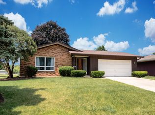 930 N Elmwood Dr, Aurora, IL 60506