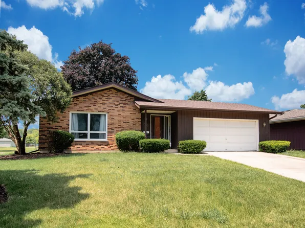 930 N Elmwood Dr, Aurora, IL 60506