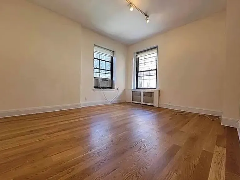 49 Park Ave #4T — Photo 1