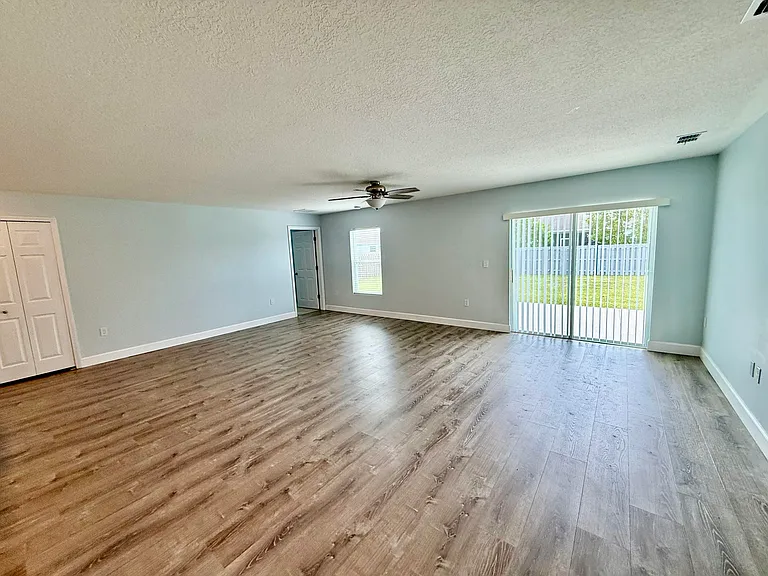 692 SW Hamberland Ave — Photo 6