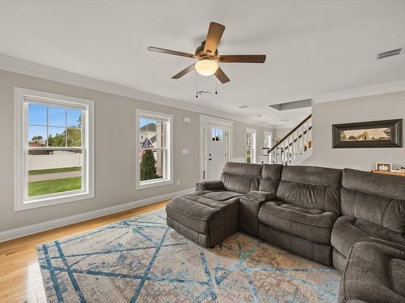 4th image of 18 White Rock Ln