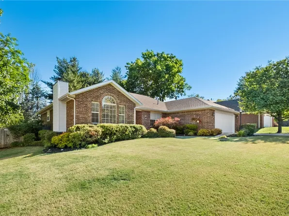 2750 E Londonderry Dr, Fayetteville, AR 72701