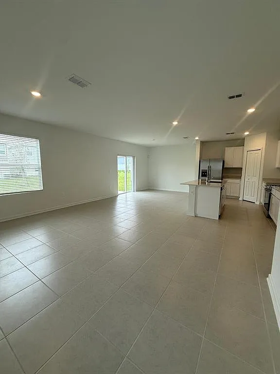 4 bed, 2.5 bath, 1874 sqft, $2,300 — Photo 2