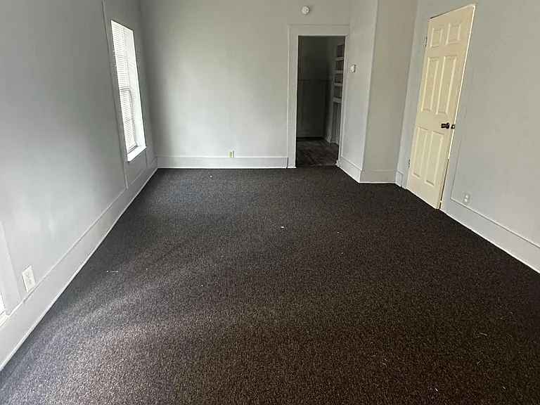 914 W Curtis Ave — Photo 2