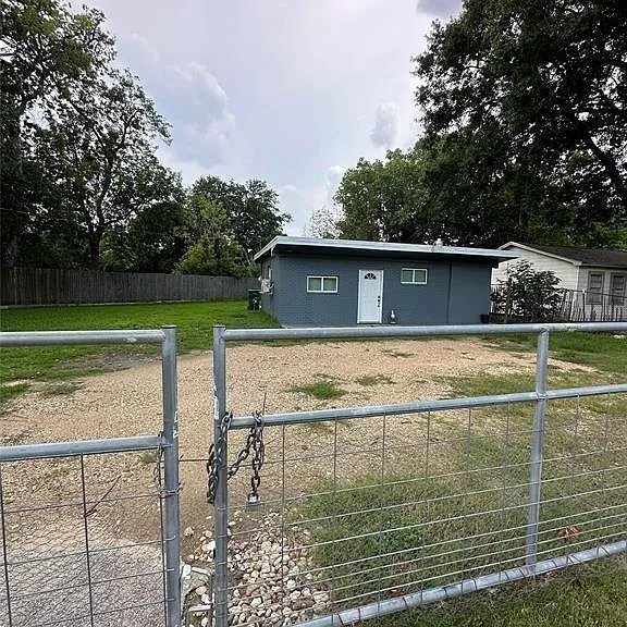614 Ross St — Photo 3