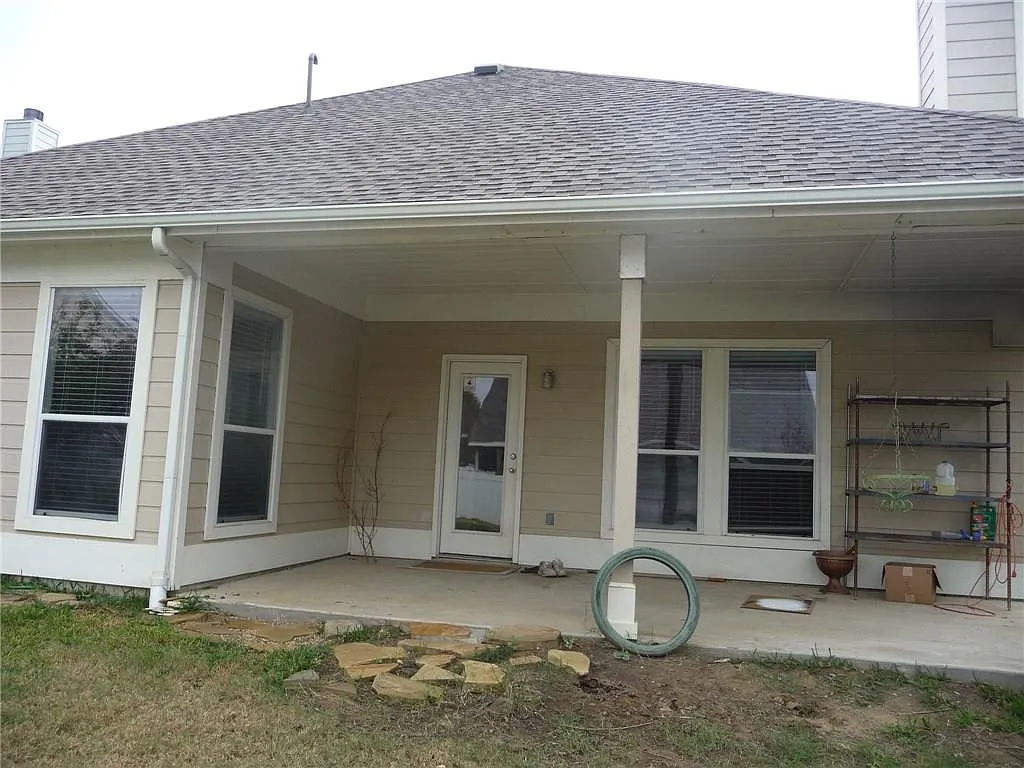 4 bed, 2061 sqft, $2,200 — Photo 2