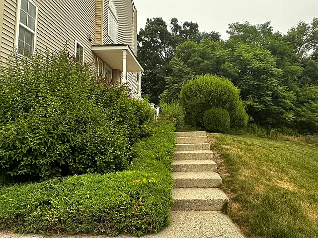 2402 Rockledge Ct — Photo 2