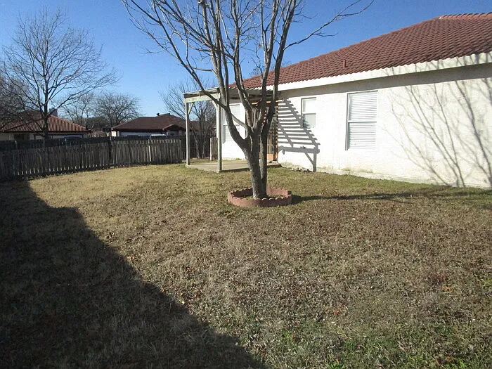 3 bed, 2.0 bath, 1826 sqft, $2,145 — Photo 3