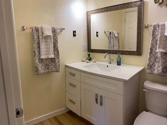 Master Bath w Gorgeous Granite Sink and Jetted Tub