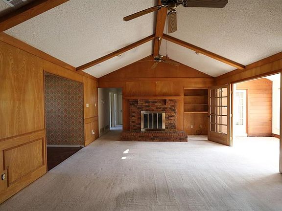 3rd image of 402 Pebblecreek Dr