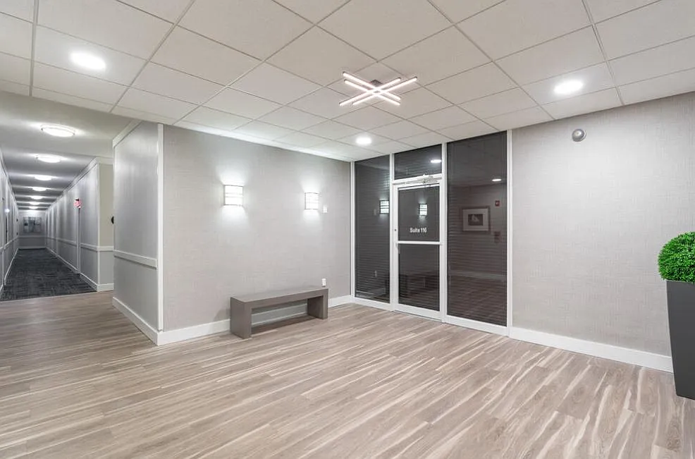 Courtside Square Apartments and Suites — Photo 3