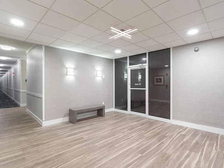 Courtside Square Apartments and Suites — Photo 3