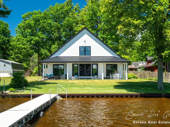 1022 S Woodland Dr, White Cloud, MI 49349