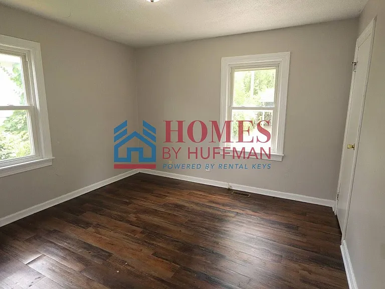 1525 Monroe Ave — Photo 8