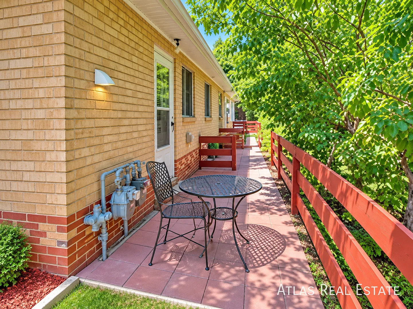 Charming Rosedale Bungalow with In-Unit Laundry & Prime Denver Location — Photo 2