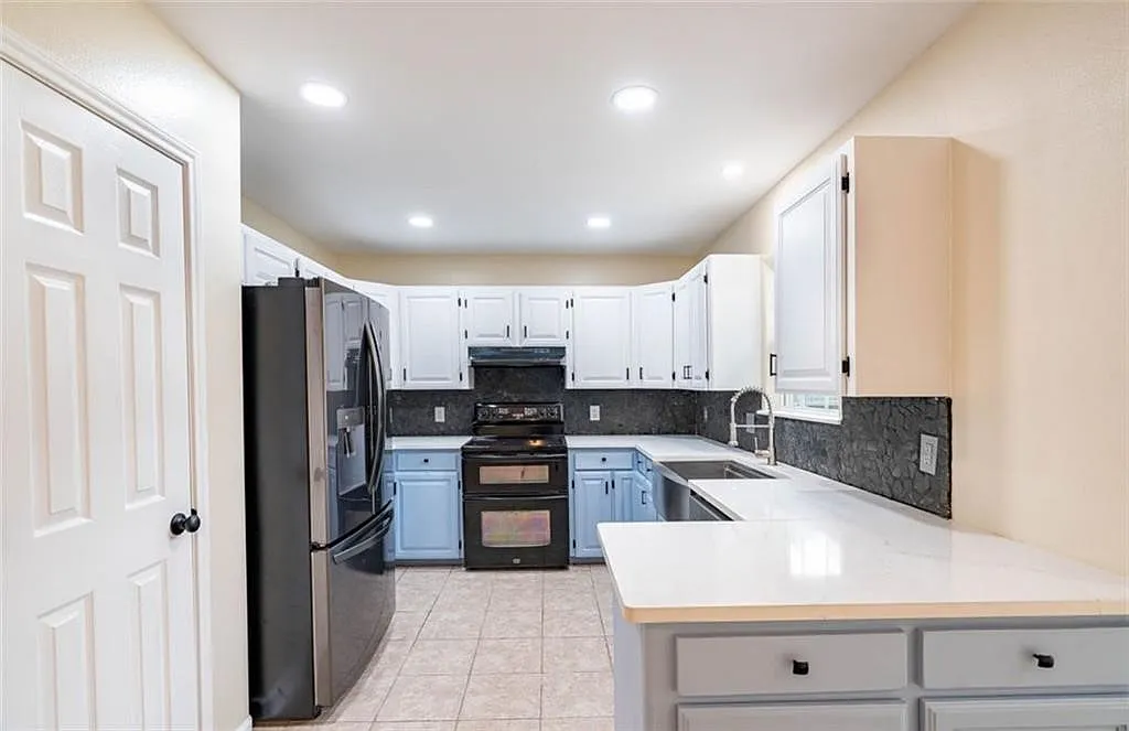 3 bed, 2.0 bath, 1266 sqft, $2,100 — Photo 2