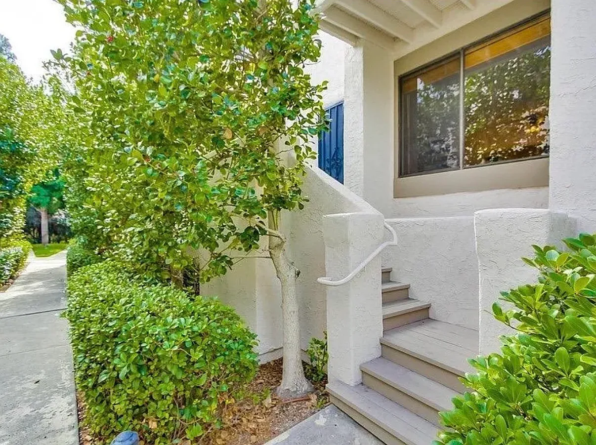 2 bed, 832 sqft, $3,950 — Photo 1