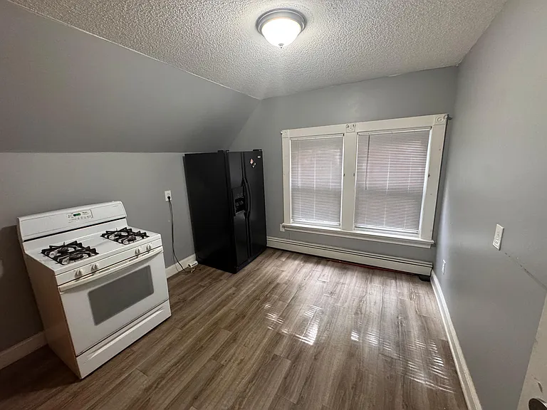 195 Edgewood St #3 — Photo 7