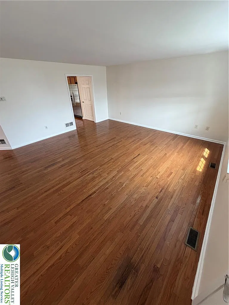 3 bed, 2.5 bath, 2260 sqft, $2,995 — Photo 2
