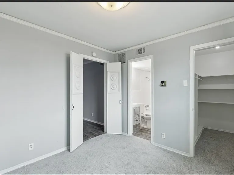 409 E 9th St — Photo 14