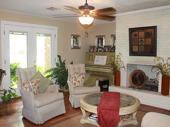 sitting area open from ktchn