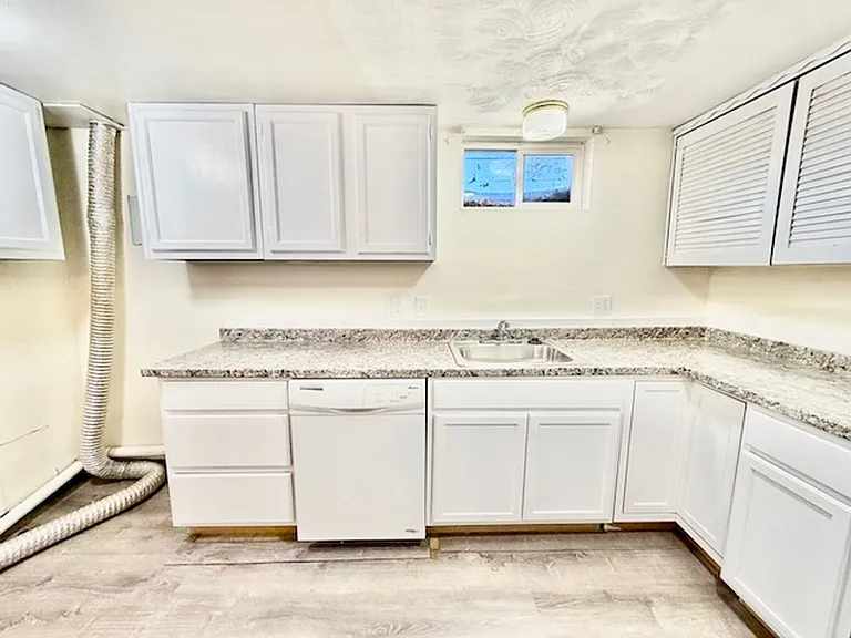 180 Laurel St — Photo 4