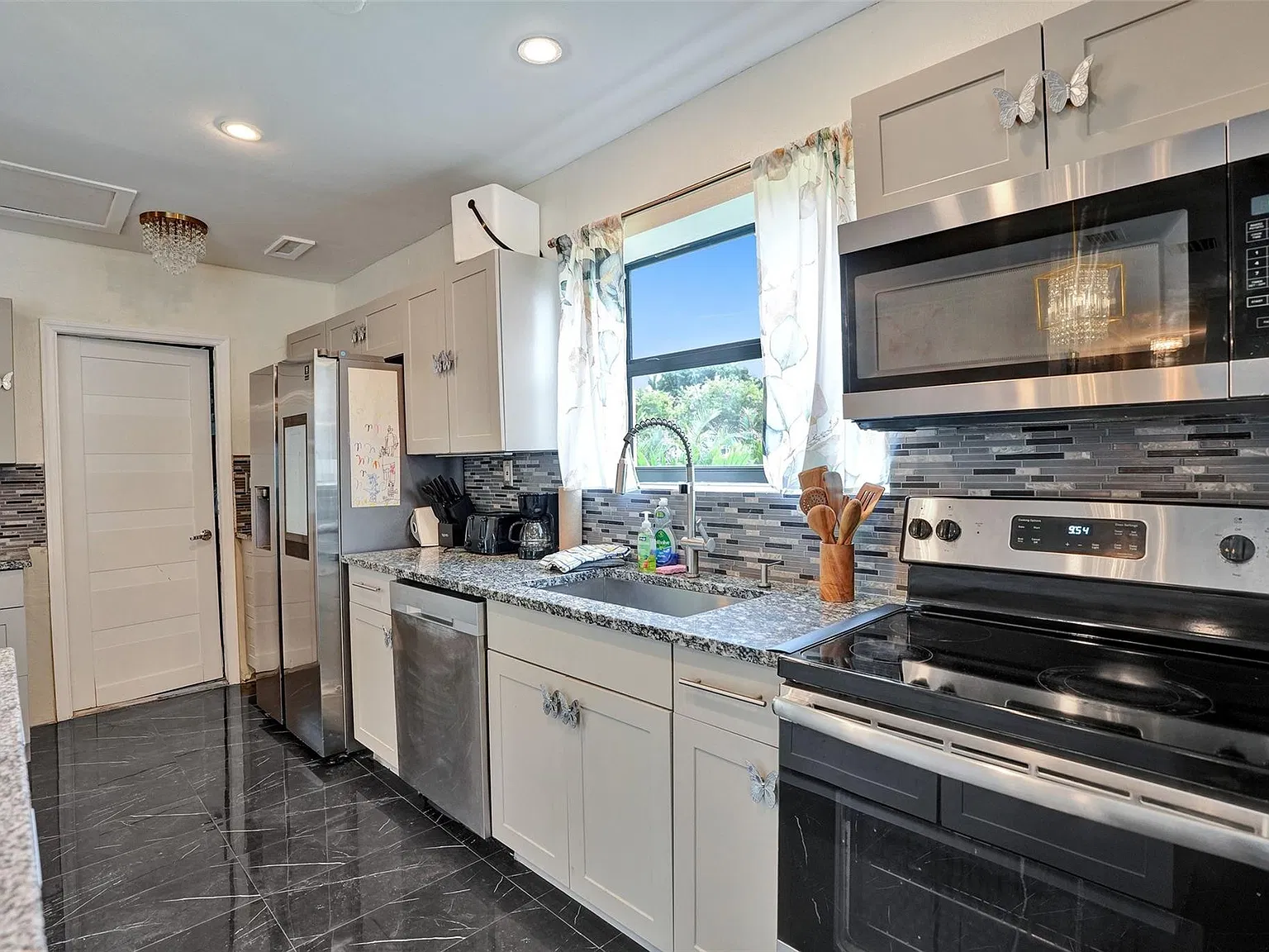 4 bed, 2.0 bath, 1539 sqft, $3,800 — Photo 4