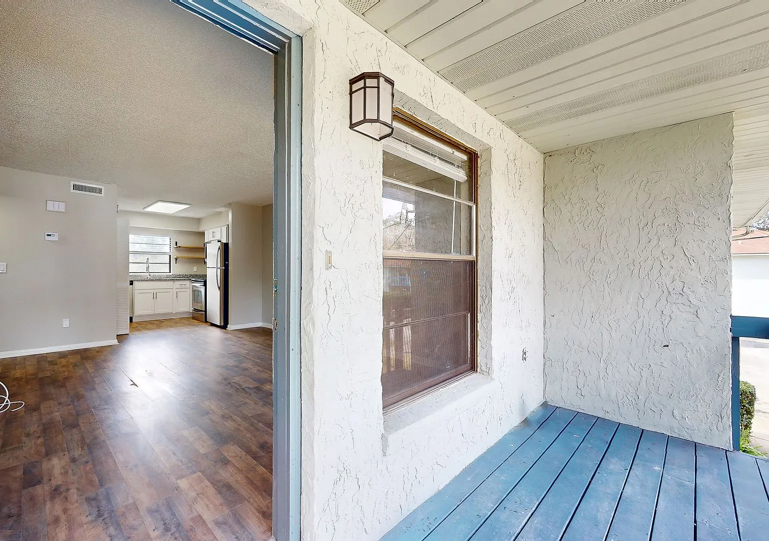 Renovated 2 Bedroom / 1 Bathroom Apartment — Photo 1