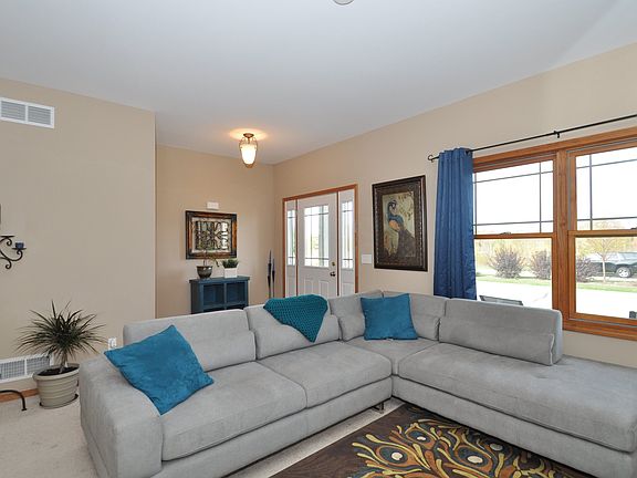 Bright Living Room/Foyer